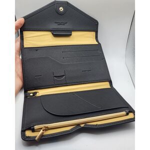 New Without Tags Zopper Travel Wallet - Black 7.5in by 5in